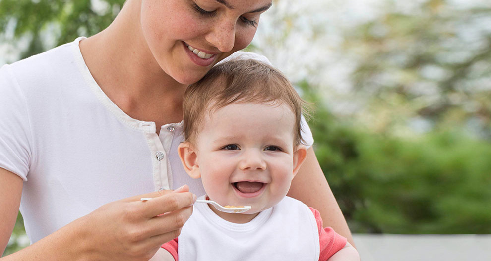 Wie lernt mein Baby vom Löffel zu essen?